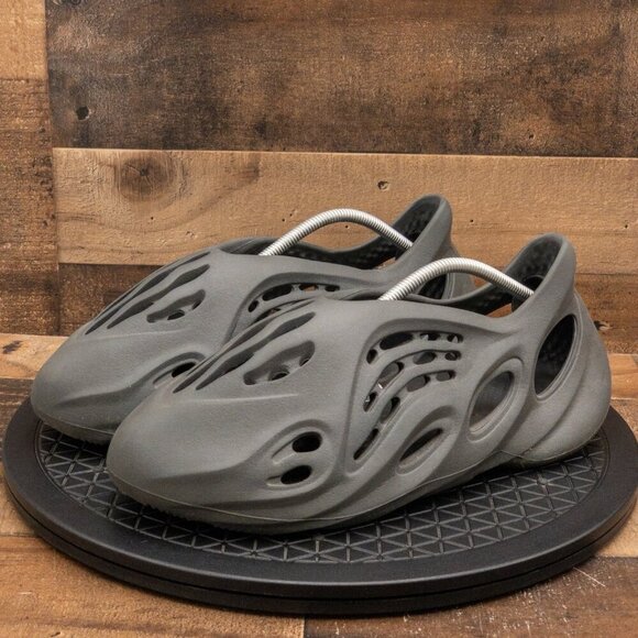 ADIDAS YEEZY FOAM RNR CARBON MENS ATHELTIC SHOES RUNNER BLACK SIZE 13 IG5349 - Picture 1 of 9